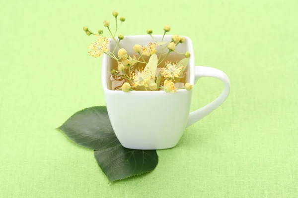 Tasse Tee Und Lindenblüten Auf Grün — Stockfoto