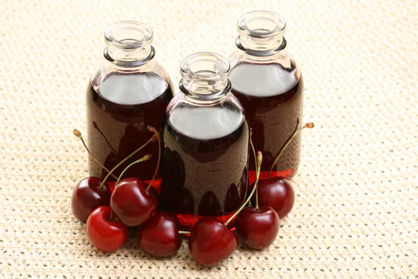 Flaschen Kirschsaft Und Etwas Frisches Obst — Stockfoto