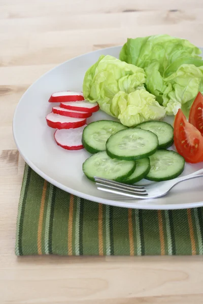 Πλάκα Από Φρέσκα Λαχανικά Ντομάτα Αγγούρι Ραδίκι Και Μαρούλι — Φωτογραφία Αρχείου