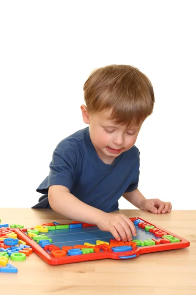 Dreijähriger Junge Und Buchstaben Isoliert Auf Weißem Papier — Stockfoto