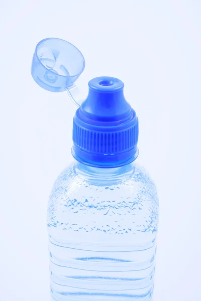 蓝色矿泉水瓶的特写镜头 — 图库照片