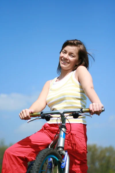 Jovem Mulher Bicicleta Pausa — Fotografia de Stock