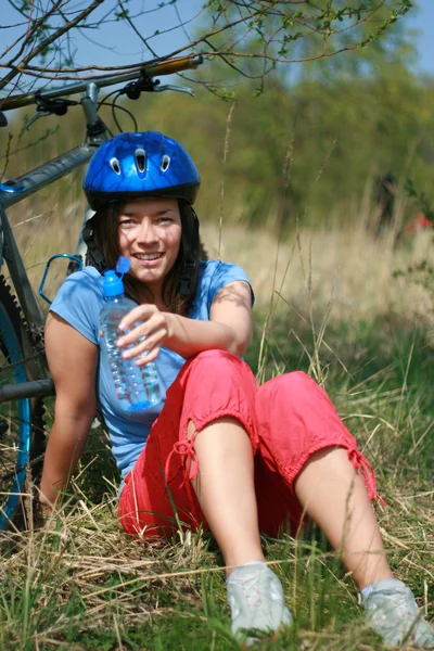 Ung Kvinna Och Cykel Bryta — Stockfoto
