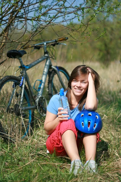 若い女性 自転車 を破る — ストック写真