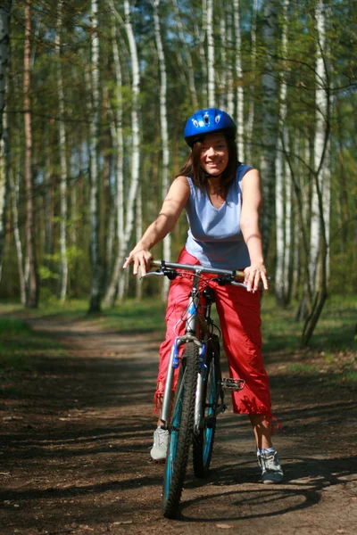 Jovem Mulher Bicicleta Floresta — Fotografia de Stock