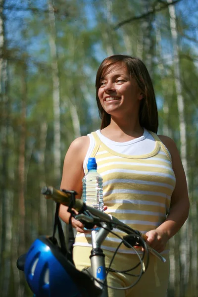 Junge Frau Mit Fahrrad Wald Pause — Stockfoto