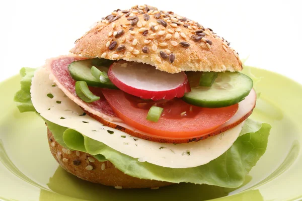 Délicieux Sandwich Fromage Salami Légumes Isolés Sur Blanc — Photo