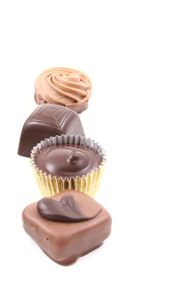 Linha Chocolates Mistos Isolados Branco — Fotografia de Stock