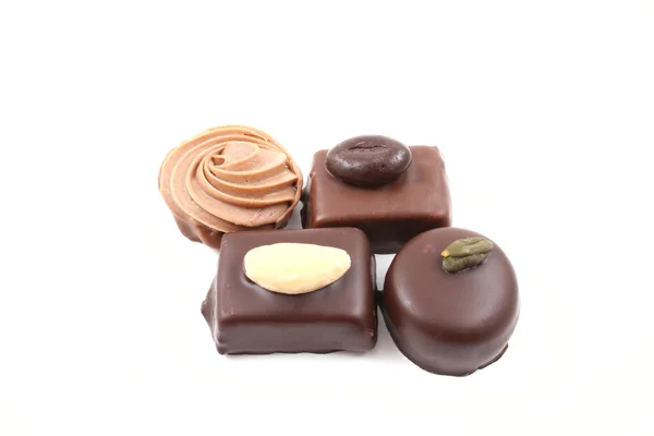 Gros Plans Chocolats Mélangés Isolés Sur Blanc — Photo