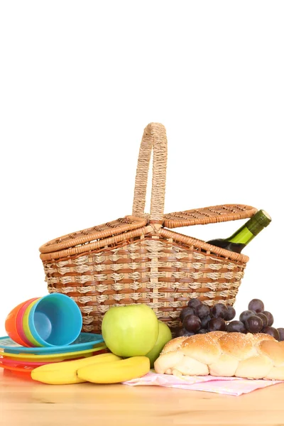 野餐篮和食物准备打包上孤立的白 — 图库照片