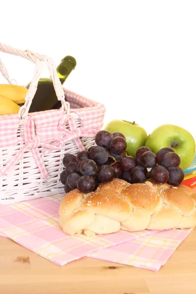 Picknickmand Voedsel Klaar Pakken Geïsoleerd Wit — Stockfoto