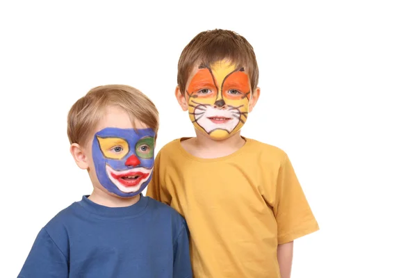 Fem Och Tre Gamla Pojkar Med Målade Ansikten Isolerad Vit — Stockfoto