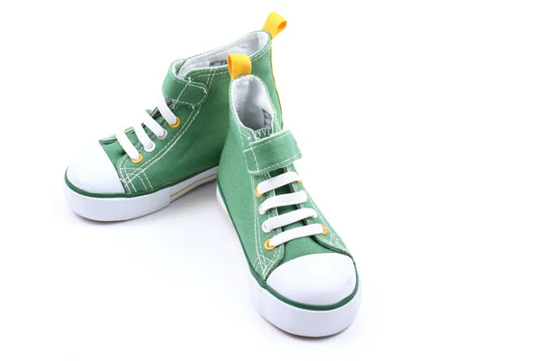 Par Gröna Sneakers För Barn Isolerade Vit — Stockfoto