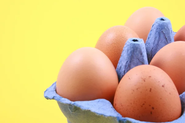 Páscoa Decoração Ovos Caixa Azul Fundo Amarelo — Fotografia de Stock