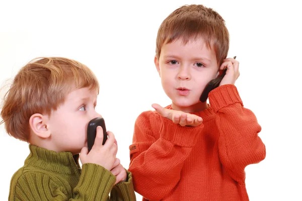 3岁的男孩子用白色的手机单独交谈 — 图库照片