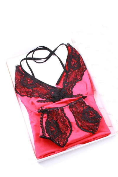Låda Med Röda Och Sexiga Underkläder Isolerad Vit — Stockfoto