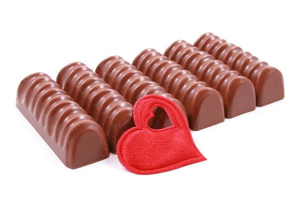 Chocolates Com Coração Vermelho Presente Isolado Branco — Fotografia de Stock