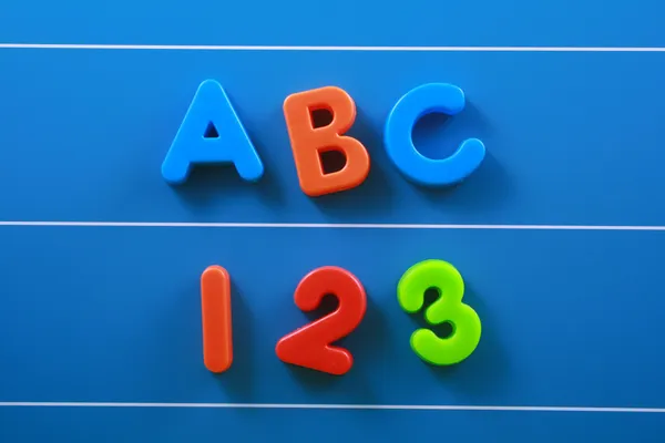 Красочные Буквы Цифры Синей Доске Крупным Планом — стоковое фото