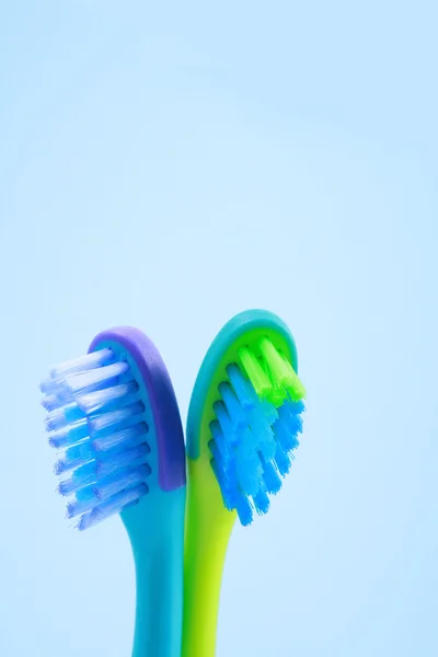 Duas Escovas Dentes Para Crianças Isoladas Azul — Fotografia de Stock