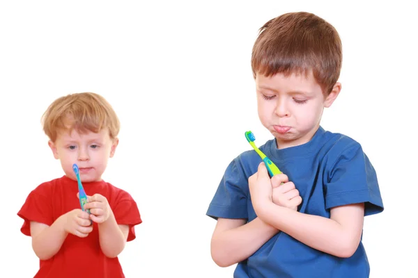 Два Маленьких Хлопчика Зубними Щітками Ізольовані Білому — стокове фото