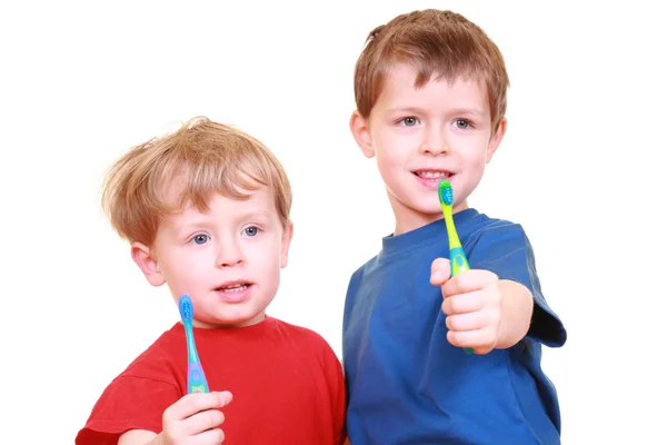 Два Маленьких Мальчика Зубными Щётками Изолированными Белом — стоковое фото