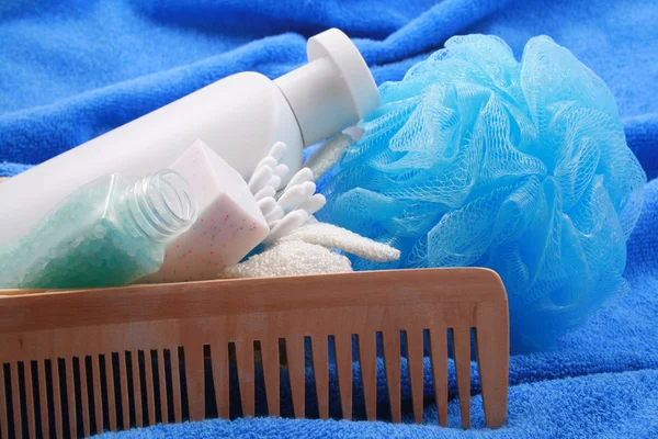 Aksesoris Kecantikan Botol Sabun Shampo Dalam Keranjang Pada Handuk Biru — Stok Foto