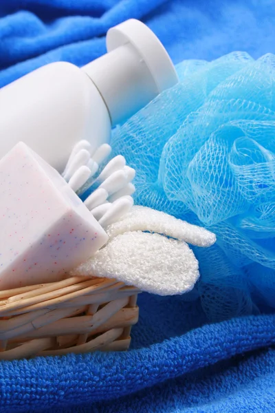 Beauty Accessoires Seifenflasche Shampoo Korb Auf Blauem Handtuch — Stockfoto