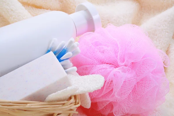卫浴配件 毛巾肥皂和洗发水在篮子里的瓶子 — 图库照片