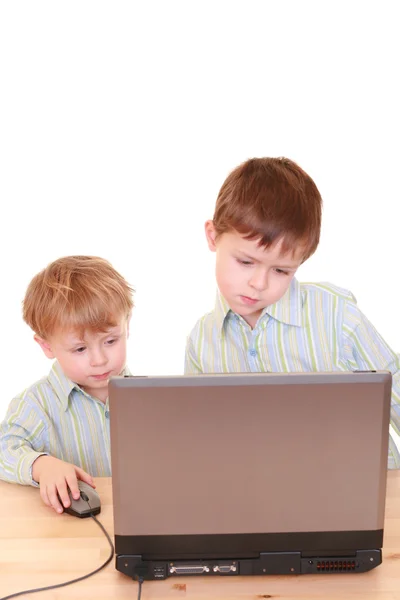 五和笔记本电脑上白色隔离的三岁男孩 — 图库照片