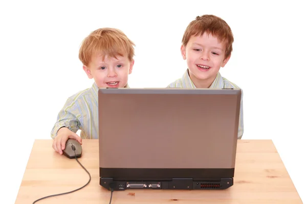 Fünf Und Dreijähriger Junge Mit Laptop Isoliert Auf Weißem Grund — Stockfoto