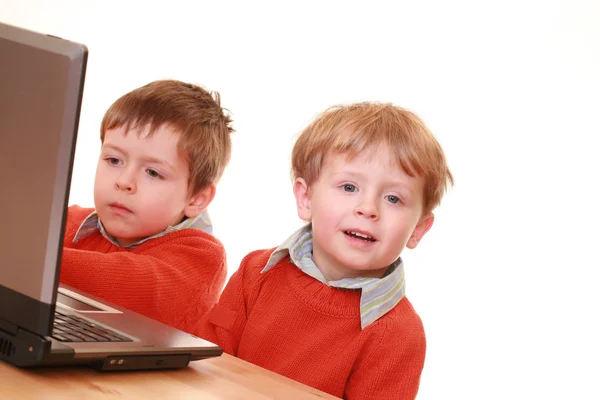 Fünf Und Dreijähriger Junge Mit Laptop Isoliert Auf Weißem Grund — Stockfoto