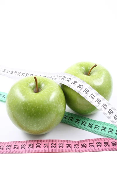 Dvě Zelená Jablka Měření Izolovaných Bílém — Stock fotografie