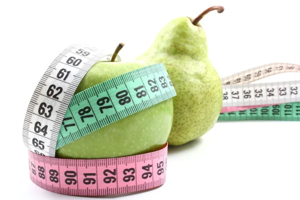 Köstliche Birne Und Grünem Apfel Und Maß Isoliert Auf Weiß — Stockfoto