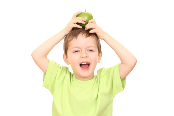 Fünfjähriger Junge Und Grüner Apfel Isoliert Auf Weißem Grund — Stockfoto