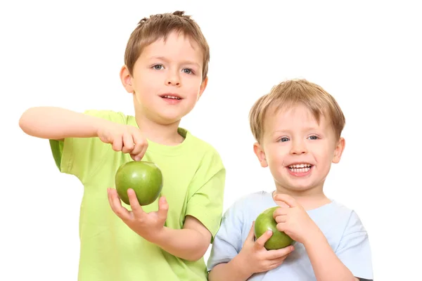 Fünf Und Drei Jahre Jungen Und Grüne Äpfel Isoliert Auf — Stockfoto