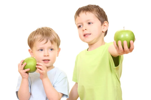 Pojkar och äpplen — Stockfoto