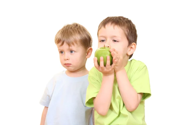 Meninos e maçã — Fotografia de Stock