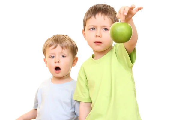 Chłopców i jabłko — Zdjęcie stockowe