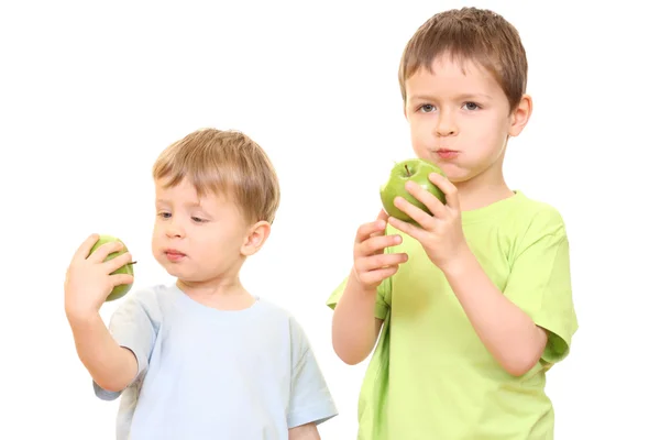 三个五年男孩和孤立在白色的青苹果 — 图库照片