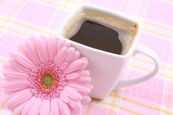 Nahaufnahmen Einer Tasse Kaffee Mit Rosa Gerbera Guten Morgen — Stockfoto
