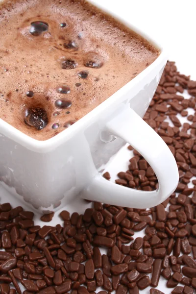 白で隔離されるホット チョコレートのクローズ アップのカップ — ストック写真