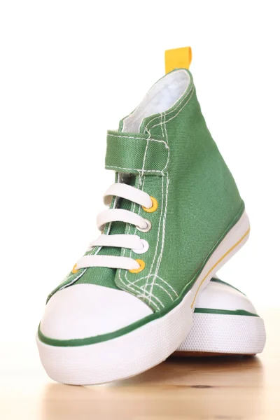 床の上の子供のための緑のスニーカーのペア — ストック写真