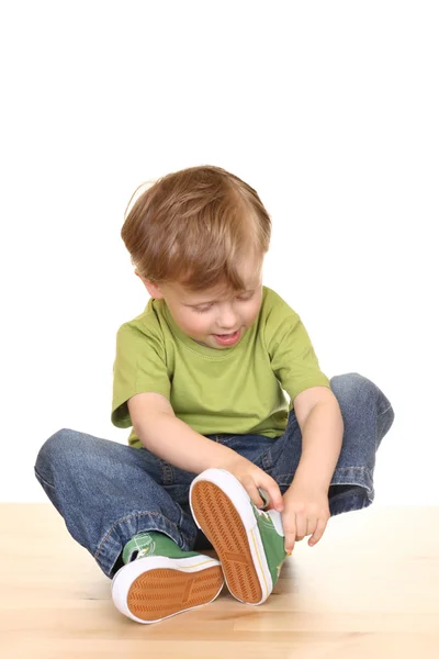 Drie Jaar Oude Jongen Probeert Zetten Zijn Sneakers Geïsoleerd Wit — Stockfoto