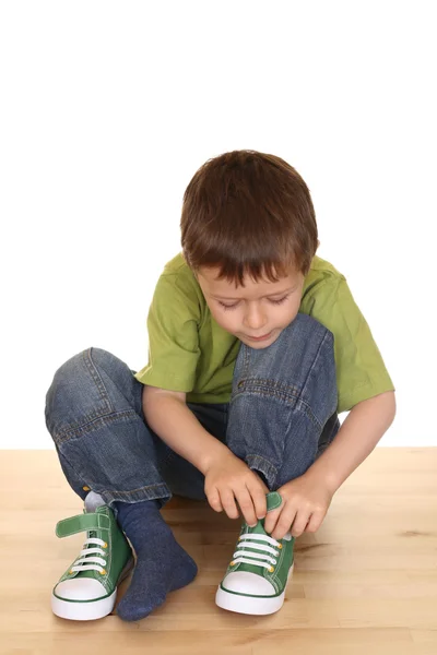 Niño Cinco Años Trata Ponerse Sus Zapatillas Aisladas Blanco —  Fotos de Stock