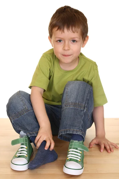 Fem Gammal Pojke Försöker Att Sätta Sina Sneakers Isolerad Vit — Stockfoto