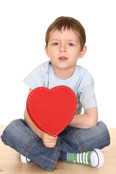 Fünfjähriger Junge Mit Großem Roten Herz Isoliert Auf Weißem Grund — Stockfoto