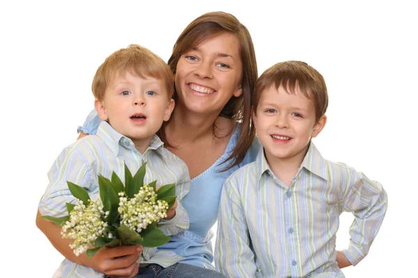 可爱的家庭 妈妈和两个儿子与孤立在白色的鲜花的肖像 — 图库照片