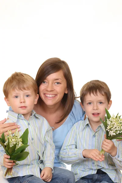 Portre Sevimli Aile Anne Iki Oğlu Üzerinde Beyaz Izole Çiçekli — Stok fotoğraf