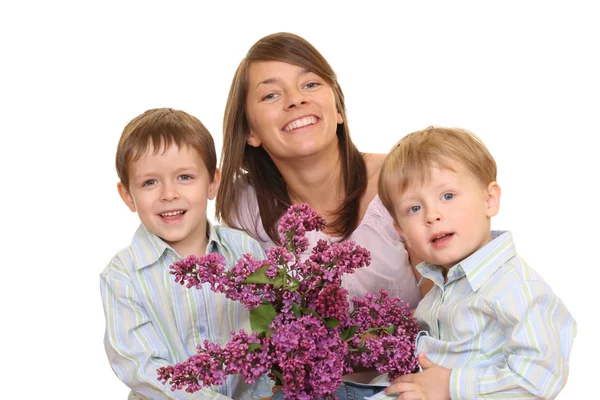 Portrét Rozkošný Rodiny Matka Dva Synové Květinami Izolovaných Bílém — Stock fotografie