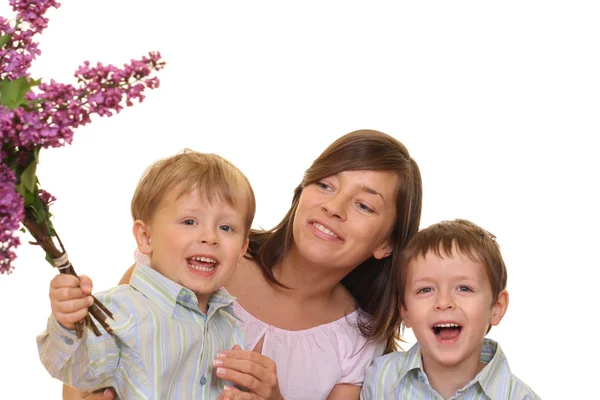 可爱的家庭 妈妈和两个儿子与孤立在白色的鲜花的肖像 — 图库照片